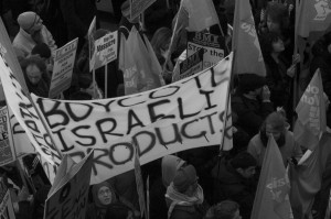 Plakat mit Aufruf zum Boykott israelischer Produkte auf antiisraelischer Demonstration 2009. Foto: Glaudia Gabriela